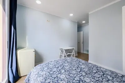 a bedroom with a bed and a window at Habitación 6 con baño junto a Las Ramblas in Barcelona