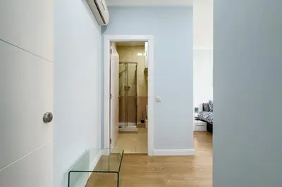 a hallway with a glass table in a room at Habitación 6 con baño junto a Las Ramblas in Barcelona
