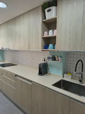 a kitchen with wooden cabinets and a sink at Fira Gran Via & Aeropuerto Barcelona Mi Colibrí in Hospitalet de Llobregat