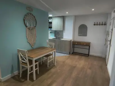 a kitchen and dining room with a wooden table and chairs at Fira Gran Via & Aeropuerto Barcelona Mi Colibrí in Hospitalet de Llobregat