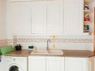 a kitchen with a sink and a washing machine at Apartamento a 5 minutos del centro y playa in Sitges