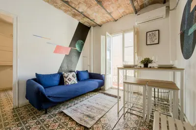 a bedroom with a bed and a window at Apartamento de 3 habitaciones en Barcelona in Hospitalet de Llobregat