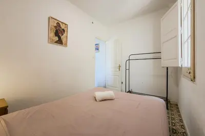 a bedroom with two beds and a hallway with a mirror at Apartamento de 3 habitaciones en Barcelona in Hospitalet de Llobregat