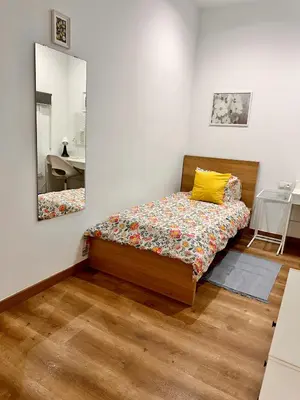 a kitchen and dining room with a white table and chairs at Habitación 3 Metro Sant Antoni in Barcelona