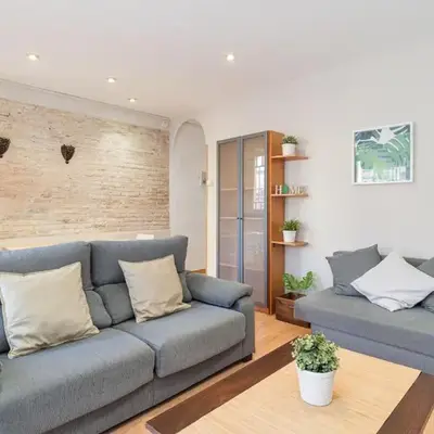 2-bedroom Bright and Classic Sagrada Familia Apartment