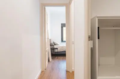 a hallway leading to a bedroom with a bed at Apartamento reformado de 3 habitaciones en Sagrada Familia in Barcelona