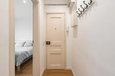 a hallway with a door leading to a bedroom at Apartamento reformado de 3 habitaciones en Sagrada Familia in Barcelona