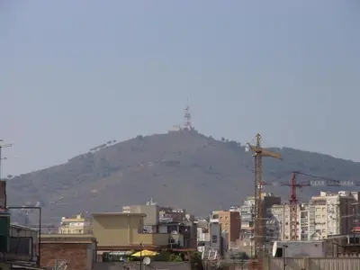 a view of a city with a hill in the background at Apartament Fira in Hospitalet de Llobregat