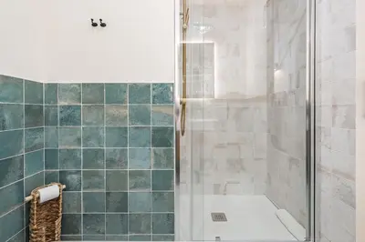 a shower with a glass door in a bathroom at Luminoso apartamento con balcon en Sagrada Familia in Barcelona