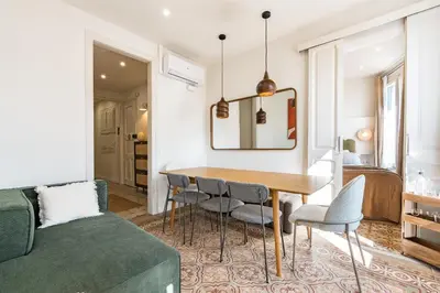 a living room with a table and chairs at Luminoso apartamento con balcon en Sagrada Familia in Barcelona
