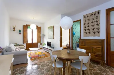 a living room with a television and a table at Apartamento céntrico en Poble Sec in Barcelona