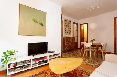 a living room with a table and a couch at Apartamento céntrico en Poble Sec in Barcelona