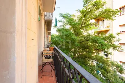 a kitchen with a washing machine and a sink at Apartamento céntrico en Poble Sec in Barcelona