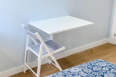 a white desk with a chair in a room at Habitación 5 con baño junto al Palau Güell in Barcelona