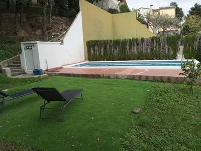 a yard with a chair and a swimming pool at Un lugar tranquilo y relajado in La Salud