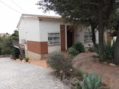 a small white house with a porch and a driveway at Un lugar tranquilo y relajado in La Salud