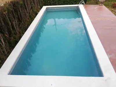 an overhead view of a swimming pool with blue water at Un lugar tranquilo y relajado in La Salud
