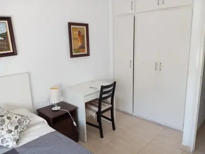 a bedroom with a bed and a desk with a chair at Un lugar tranquilo y relajado in La Salud