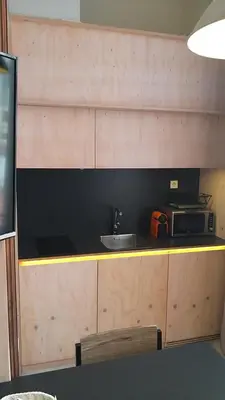 a kitchen counter with a sink and a microwave at Casa Abamita in Barcelona