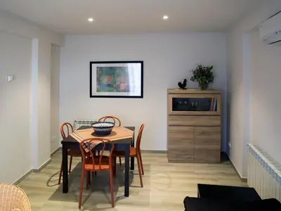 a dining room with a table and chairs at Cal Negri in Vilafranca del Penedès