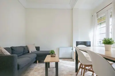 a living room with a couch and a table at Apartmento Industria in Barcelona