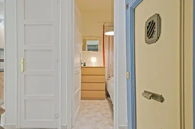 a hallway with a door leading to a bedroom at Apartmento Industria in Barcelona
