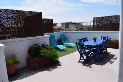 a patio with a table and chairs on a balcony at Duplex Berlin 87 in Barcelona