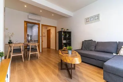 a living room with a couch and a table at Lindo apartamento Vila de Gracia in Barcelona