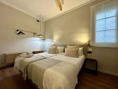 a bedroom with two beds with white sheets and a window at BarcelonaForRent Plaza Sagrada Familia in Barcelona