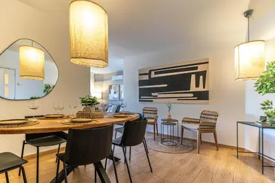 a dining room with a table and chairs and a mirror at Gran apartamento Sagrada Familia in Barcelona