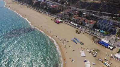 an overhead view of a beach with a crowd of people at Apartamentos Les Barbes in Caldes d'Estrac