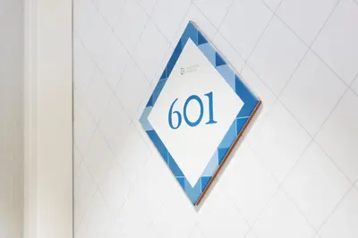 a blue and white arrow sign on a wall at Barcelona Century Hotel in Barcelona
