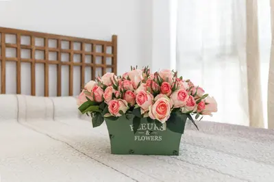 a bouquet of pink roses sitting on a bed at Matarolux 6 in Mataró