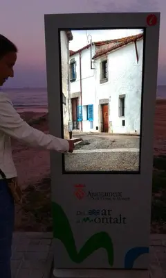 a person pointing at a sign in front of a building at El Terral in Sant Vicenç de Montalt