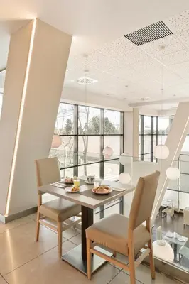 a dining room with a table and chairs at Hotel Best 4 Barcelona in Barcelona