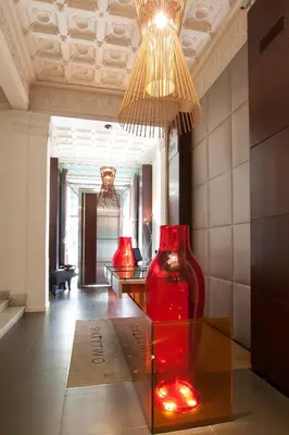 a room with two red vases on a glass table at Sixtytwo Hotel in Barcelona