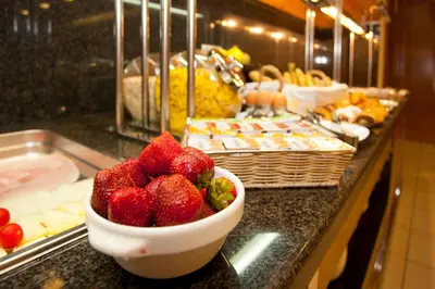 a bowl of strawberries on a counter in a buffet at Bed and Breakfast El Pekinaire in Calella
