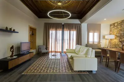a living room with a couch and a tv at Apartament Major 33 in Arbós
