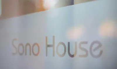 a sign with the words no house on it at Sono House in La Garriga