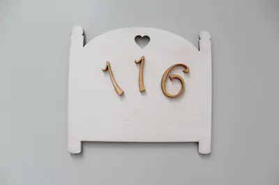 a sign with the word love on a white wall at L'Hostalet d'Arenys de Mar in Arenys de Mar