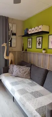 a bed in a room with a green wall at Apartment Oliver in Calella