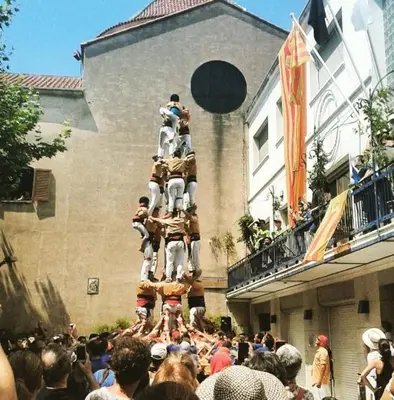 a crowd of people watching a group of people in front of a building at Apartamento Manent in Premiá de Mar