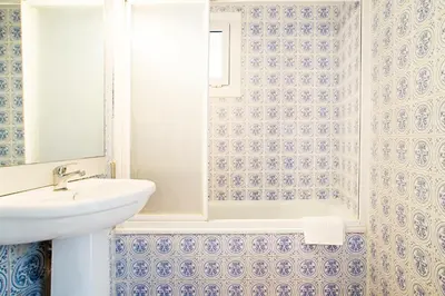 a bathroom with a sink and a bath tub at Fira Guest House in Barcelona