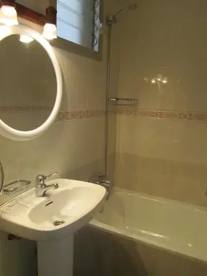 a bathroom with a sink and a bath tub at Pension Alamar in Barcelona