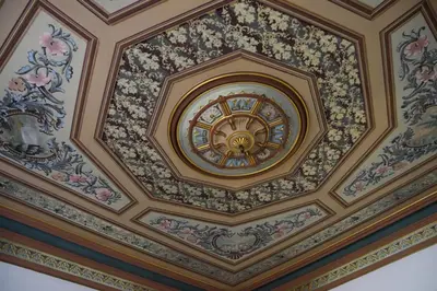 a coffered ceiling with a floral design on it at Piso Vilanova i la Geltrú in Vilanova i la Geltrú