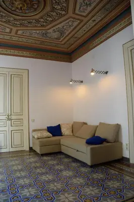 a living room with a couch and a ceiling at Piso Vilanova i la Geltrú in Vilanova i la Geltrú