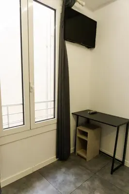 a room with a desk and a window at Fontanella Green House in Barcelona
