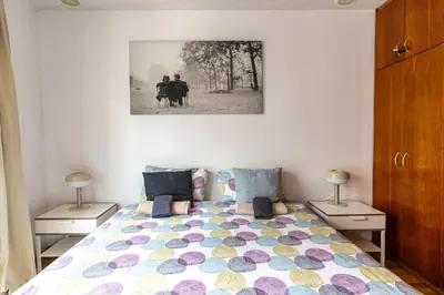 a bedroom with a bed with two lamps and a picture on the wall at Céntrico apartamento con terraza in Barcelona