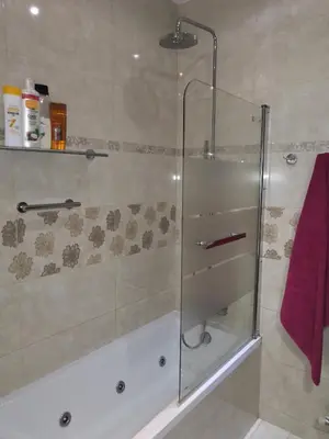 a shower with a glass door in a bathroom at Apartamento Gran Via de les Corts Catalanes in Barcelona