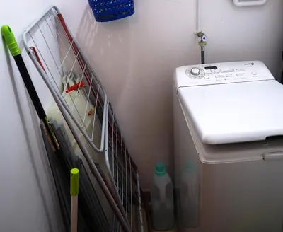 a crib and a sink in a room at apartamento aislado jardín y piscina in Sant Andreu de Llavaneres